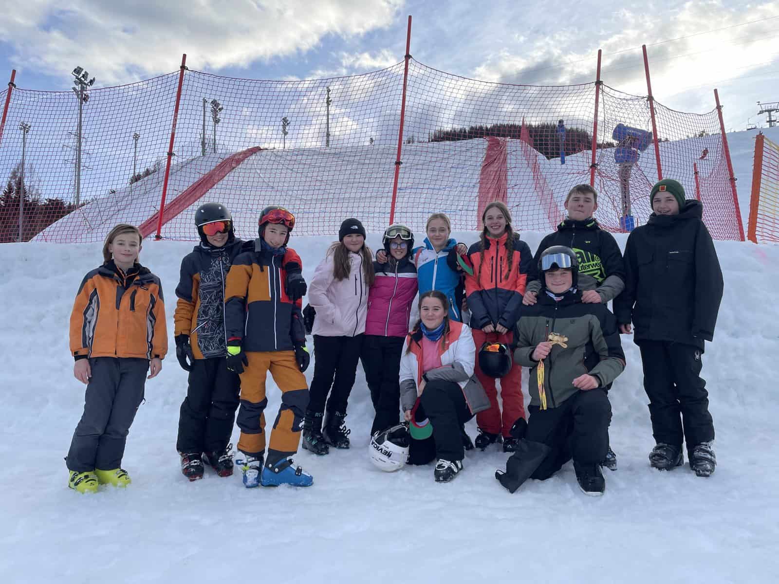 Kids X-Race<br /><h3 style='font-size: 16px; line-height: 16px !important; margin-top: 5px;'><span style='color: #800000;'>Skisport vom Feinsten .</span></h3>